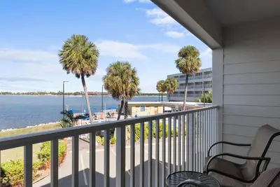 Image de 1br Condo Near Tampa - Pool View & 2 Queen Beds