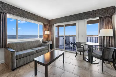 Image de 2br/2ba Condo w/ Bay View, King & Queen Beds