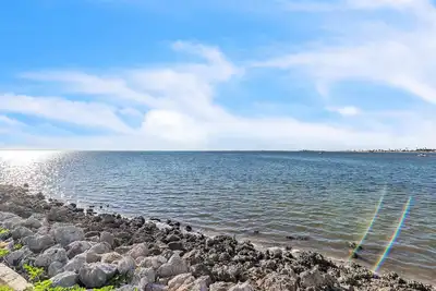 Image de Relaxing 2br w/ King, Queen, Bay View & Beach