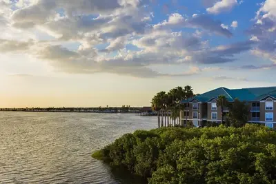 Image de Business-Ready 2br w/ Balcony, Pool & Beach