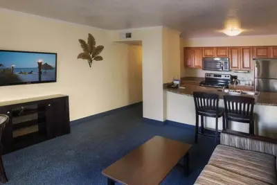 Image de Business-Ready 2br Balcony, Pool & Beach