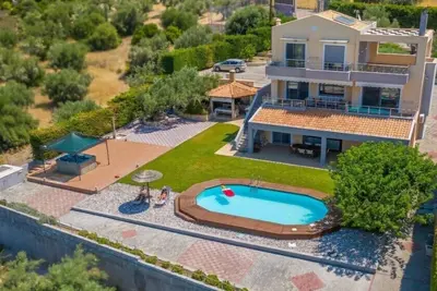 Image de Luxury Lake & Mountain View Villa - Private Pool
