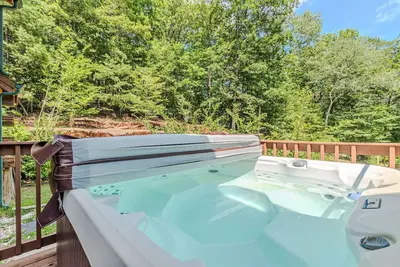 Image de Cozy Retreat with a Hot Tub!