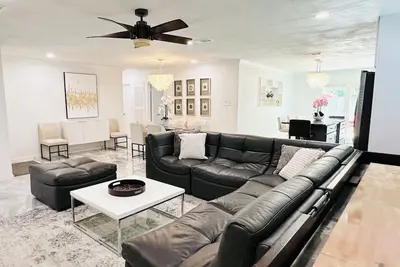 Image de Nicely decorated 5 Br home -2 king beds- walk to At&T Sta, Globe Life, and more…