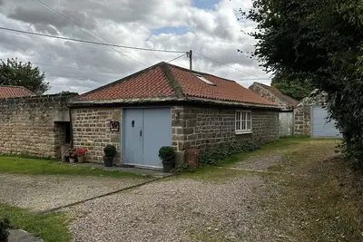 Image de Converted Blacksmith-Cottage-Vue sur Jardin-Moderne-Salle de bain privée