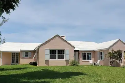 Image de Classic 3-bedroom Bermuda home in peaceful Smith’s Parish - Stunning view!