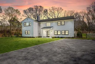 Image de Newly Renovated 4bdr Retreat with Pool South of Highway