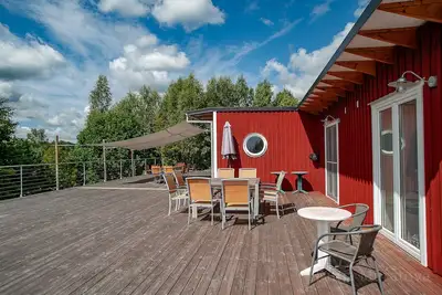 Image de Large modern holiday home in the middle of the forest and by the lake with a huge terrace