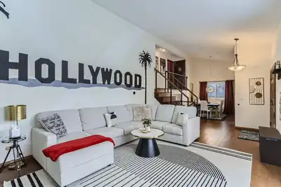 Image de Pixar Paradise! 15 Min to Downtown / Game Room