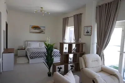 Image de Vibrant city studio with King bed and balcony