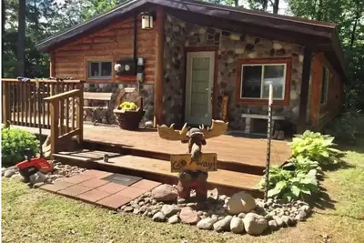 Image de Cozy 3-Bedroom Cabin on 6 acres in the woods. Minutes from lakes & trails!