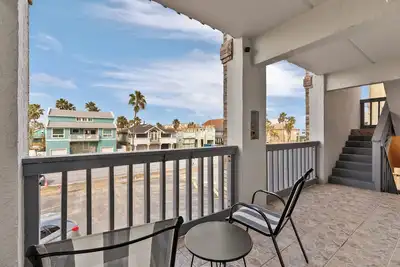 Image de 2 min walk toes in the sand Cozy island retreat centrally located w/ Bbq Grill