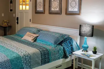 Image de “Cute & Quaint” define this downtown vintage Studio apartment!