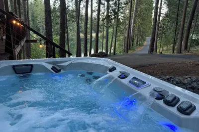 Image de Dreamy Lake Front Lake Mont Cabin! Ac & HotTub!