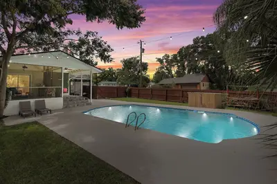 Image de Pool+Grill+Huge yard+outdoor movies+Plenty parking space