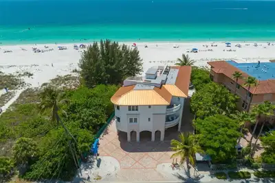 Image de Anna Maria Grand: Gulf Front! On the Beach! Sleeps 22 by Anna Maria Life Vacation Rentals