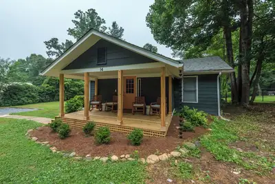 Image de Peach & Pine Cottage | Pet Friendly | Fenced Yard | Hot Tub | Fire Pit