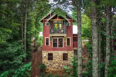 Image de Winterberry Cottage | Treetop Balcony | Village of Cheshire | 5 Min to Downtown Black Mtn!