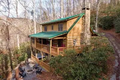 Image de 6 Bears Cabin- Wooded cabin with hot tub, fire pit, pets welcome