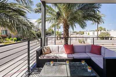 Image de Beverly - Private Patios - Jacuzzi - In Old Town
