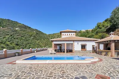 Image de Chalet 'Villa Alejandro En Sayalonga' avec vue sur la montagne, Wi-Fi et climatisation