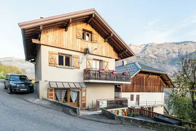 Image de Appartement \"Aux 4 Saisons\" avec vue sur les montagnes, terrasse privée et Wi-Fi