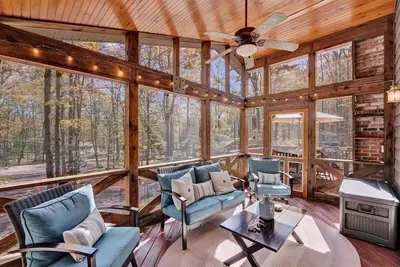 Image de 3 Bed/ 3 Bath Cabin 3Mins to Lake- Sleeps 9 w/ Wifi, Pool Table, Games & FirePit