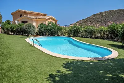 Image de Maison de vacances 'Tiriddo'' avec vue sur la mer, piscine partagée et terrasse privée.