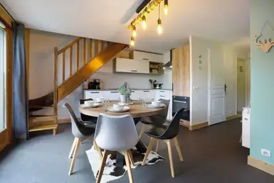 Image de Appartement 'Charmant Duplex Au Pied Des Pistes' avec vue sur les montagnes, balcon et Wi-Fi