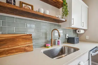 Image de Newly Renovated Franklin Park Tudor Home! Spacious and Cozy!