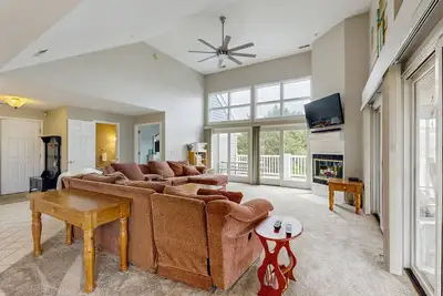 Image de Bay view condo with screened porch, pickleball, on-site golf and shared pool