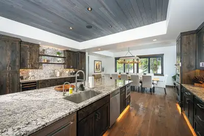 Image de Brand New Luxury Ski Lodge: Stunning Mountain Views, Game Room, and Theatre