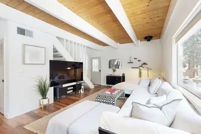 Image de Cozy home with modern appliances, deck, Bbq, and Internet