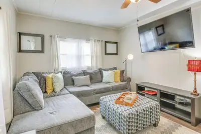 Image de Cozy Mullins Retreat w\/ Backyard & Covered Porch!
