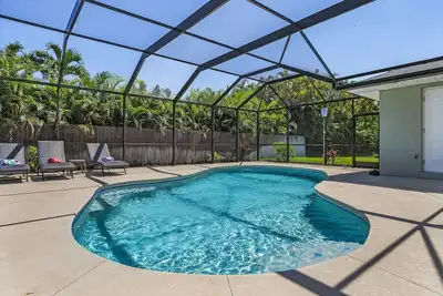 Image de Luxury & Comfort Await: Pool Oasis in South Cape