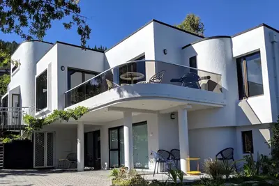 Image de White Diamond Modern Unit in Queenstown, Nz The perfect place to relax after a day of sightseeing