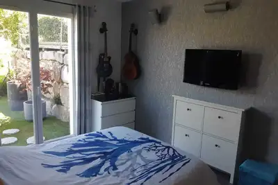 Image de Chambre avec accès à une piscine intérieure dans un écrin de verdure