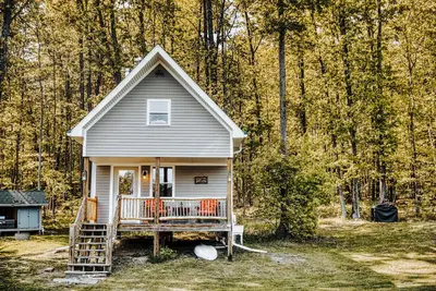 Image de Tiny pond side cabin off-grid near the Fingerlakes