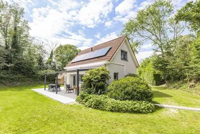 Image de Beautiful holiday home with a conservatory and a lovely garden with plenty of privacy, just a short distance from the sea and dunes!