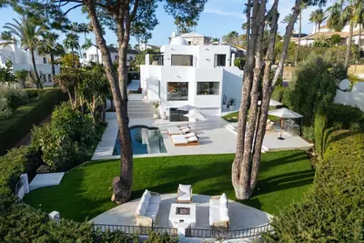 Image de A Beautiful Four-bedroom Villa With Sea, Mountain and Golf Views