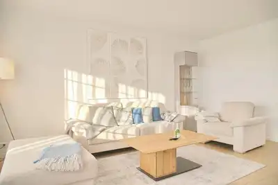 Image de Your dream vacation by the sea starts here: Vacation home on the edge of a field with spectacular