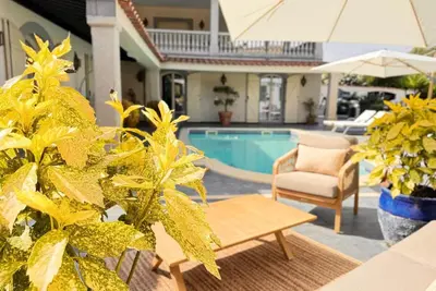 Image de Villa de charme avec piscine, parfaite pour des vacances estivales inoubliables.