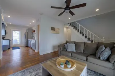 Image de 4 Guest Apt Steps to Journeyman & Downtown 3 Oaks