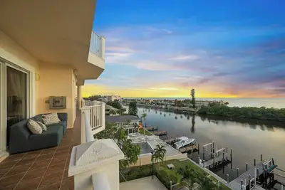 Image de Waterfront with Private Rooftop Deck! - Fire-Sky Penthouse