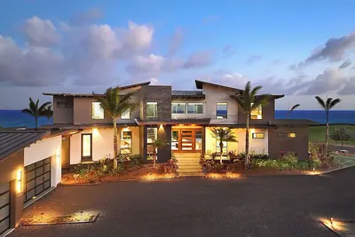 Elegant Hale Makau: Oceanfront Luxury w/ Infinity Pool, Hot Tub & Spacious Lanai