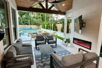 Image de Basketball\/Pickleball Court, Pool\/Spa, Trampoline, Outdoor Kitchen, 7 Bedroom