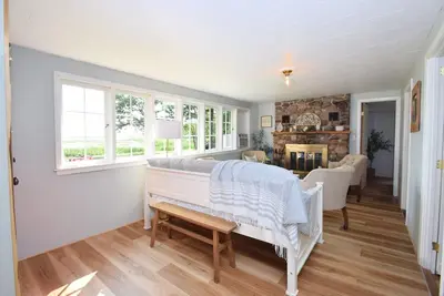 Image de Charming Lakeside Cottage nestled on 40 private, wooded acres on Big Sand Lake
