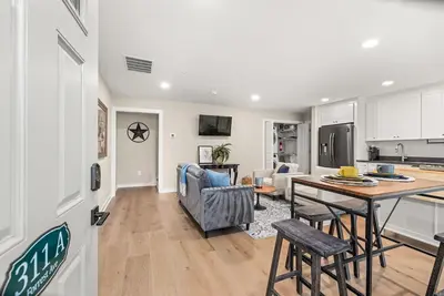 Image de 3br/3ba Newly Built, 5 min to square. Pet+, Full Kitchen, Washer/Dryer, 15+ days