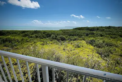 Image de Friends' Getaway 2br w/ Ocean View, Pool & Beach