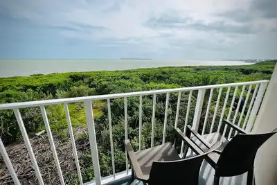 Image de Ocean View 2br - Pool, Tropical Landscaping, Beach